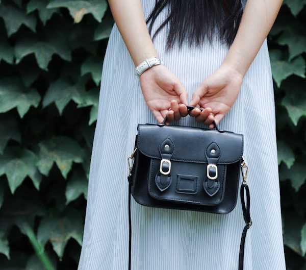 Crvena clutch torbica